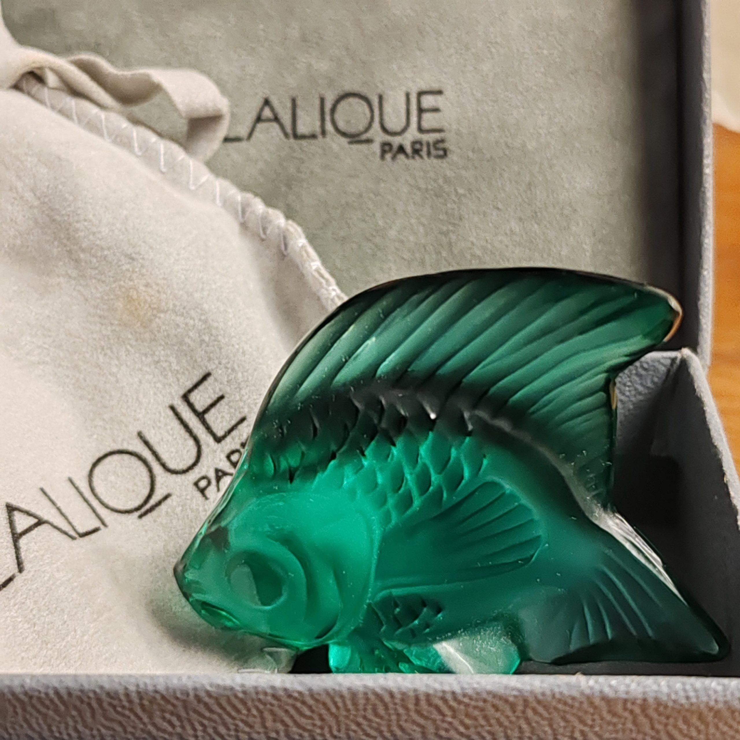 Iconique sculpture "Poisson" Lalique (H 4,5 cm x L 5,3 cm), créée en 1913 par René Lalique.