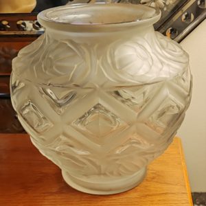 Vase boule en verre dépoli
Période Art Déco 
Verrerie d'Art Degué (David Guéron).
Hauteur 18 cm.