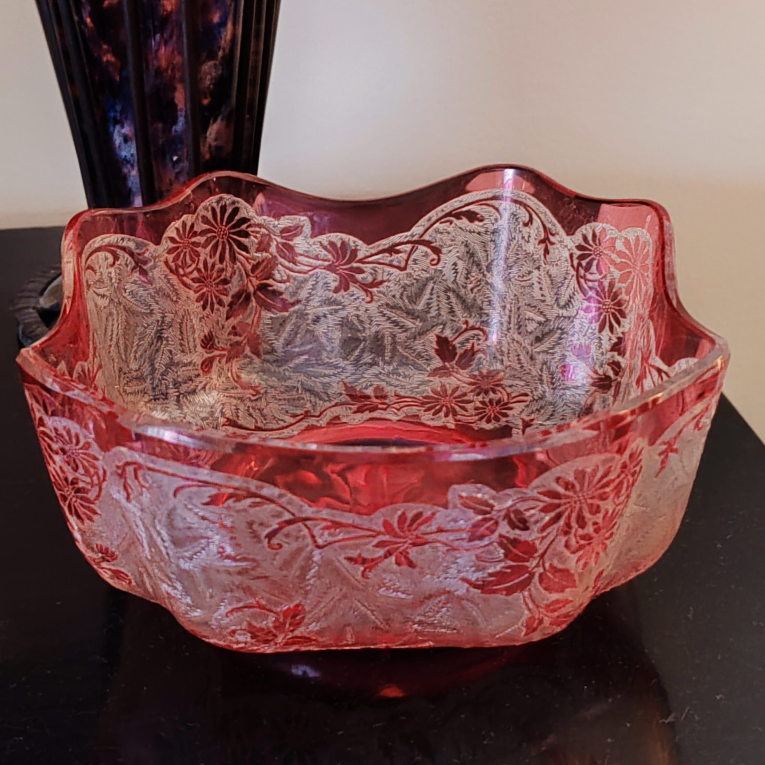 Coupe carrée polylobée en Cristal Modèle Églantier Période Art Nouveau BACCARAT. Hauteur 7,3 cm.