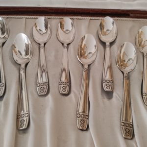 12 Cuillères à Espresso
dans leur écrin
Modèle "Grand Prix de Monaco" 
Maison Bouillet-Bourdelle
Période Art Déco